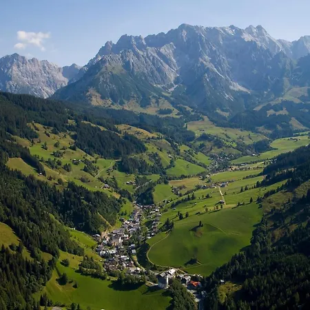 Daire In Dienten With Ski-in Access